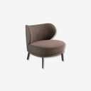 sillón moderno en tono  gris  con diseño envolvente, ideal para salas contemporáneas y lectura