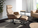 sillón moderno de piel arena con respaldo alto, diseño ergonómico y base giratoria metálica