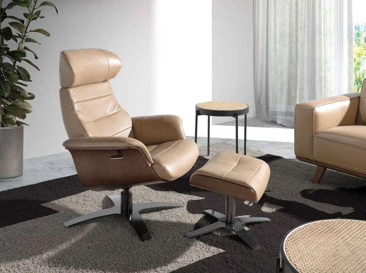 sillón moderno de piel arena con respaldo alto, diseño ergonómico y base giratoria metálica