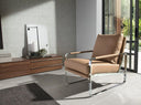 sillón moderno de polipiel color marrón claro, brazos y base de acero cromado, estilo contemporáneo