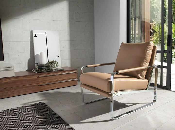sillón moderno de polipiel color marrón claro, brazos y base de acero cromado, estilo contemporáneo