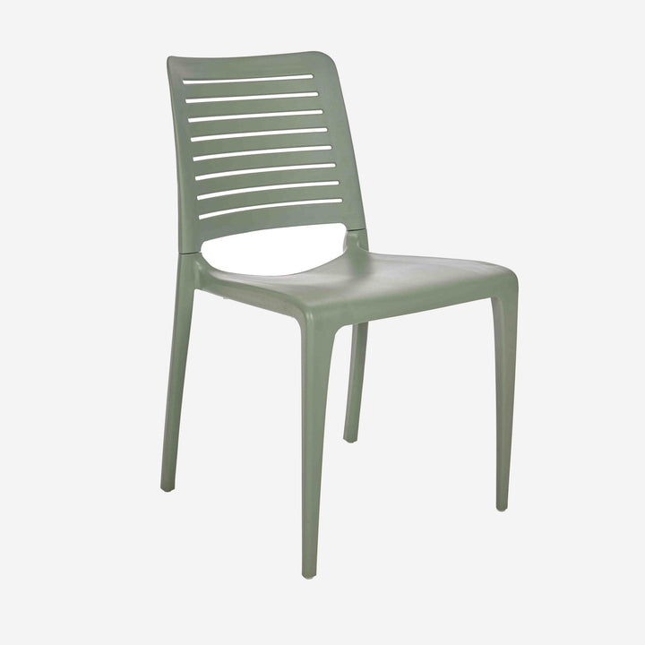 Sillón polipropileno blanco sobre fondo gris de estudio