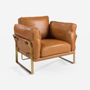 Sillón piel camel sobre fondo gris de estudio