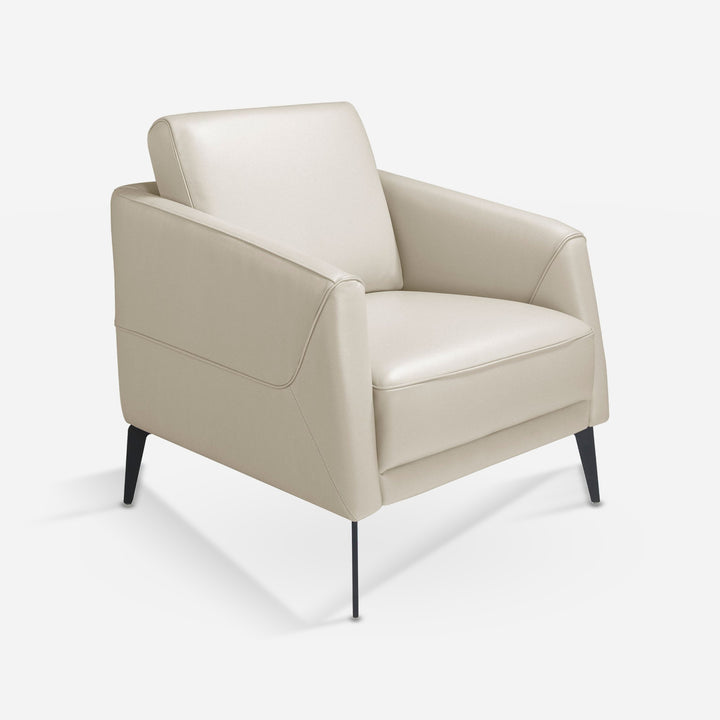 Sillón piel gris taupe sobre fondo gris de estudio