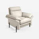 Sillón piel gris taupe sobre fondo gris