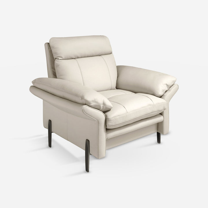 Sillón piel gris taupe sobre fondo gris