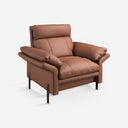 Sillón piel marrón sobre fondo gris de estudio