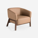 Sillón piel marrón sobre fondo gris de estudio