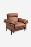 Sillón piel marrón sobre fondo gris de estudio