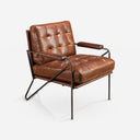 Sillón piel marrón coñac sobre fondo gris de estudio