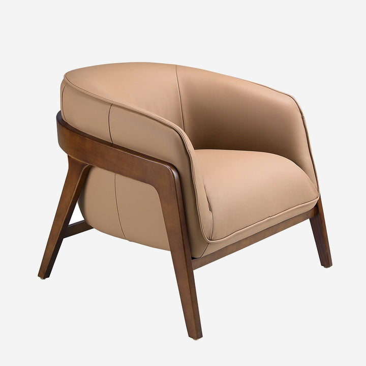 Sillón piel marrón sobre fondo gris de estudio