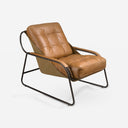 Sillón piel marrón sobre fondo gris de estudio