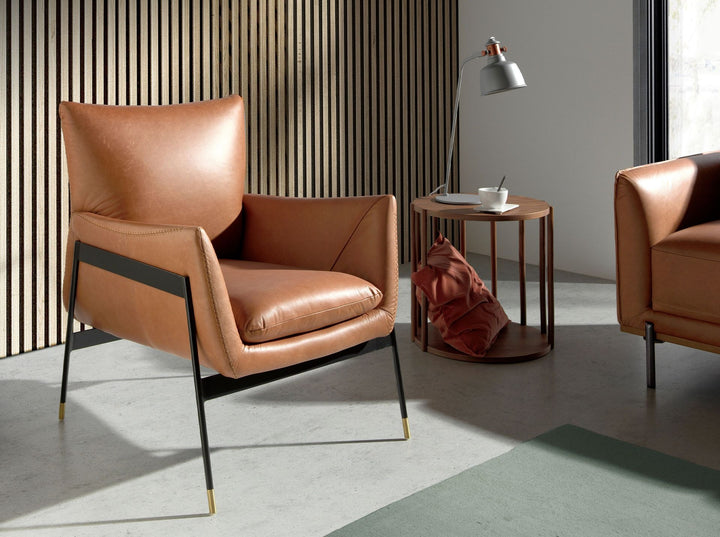 Sillón piel marrón en ambiente decorado