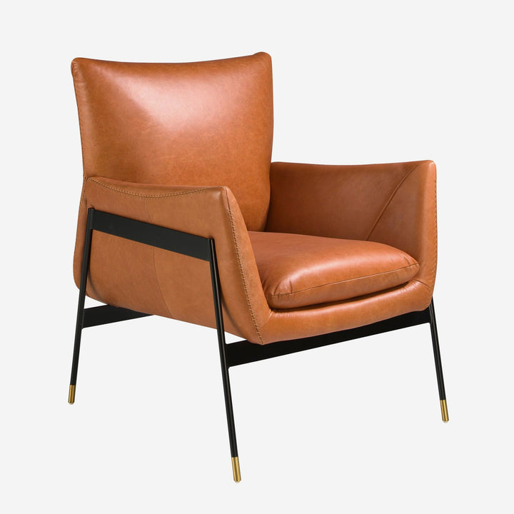 Sillón piel marrón sobre fondo gris de estudio