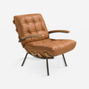 Sillón piel marrón y fresno sobre fondo gris de estudio
