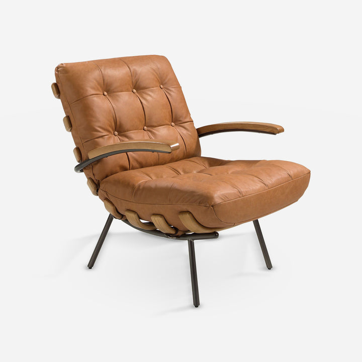 Sillón piel marrón y fresno sobre fondo gris de estudio
