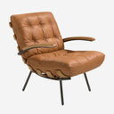 Sillón piel marrón y fresno, foto de producto sobre fondo gris de estudio