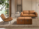 sillón tapizado en piel natural color marrón, con detalles en fresno y diseño ergonómico sobre patas metálicas