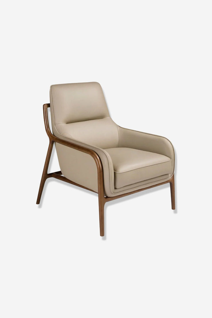Sillón piel visón sobre fondo gris de estudio