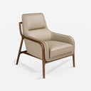 Sillón piel visón sobre fondo gris de estudio