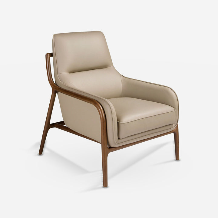 Sillón piel visón sobre fondo gris de estudio