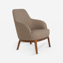Sillón polipiel gris taupe sobre fondo gris de estudio