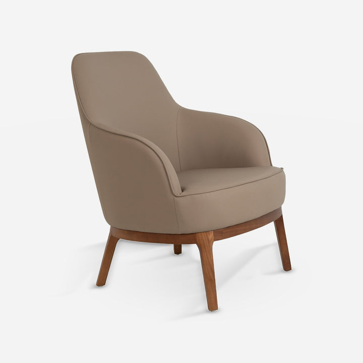Sillón polipiel gris taupe sobre fondo gris de estudio
