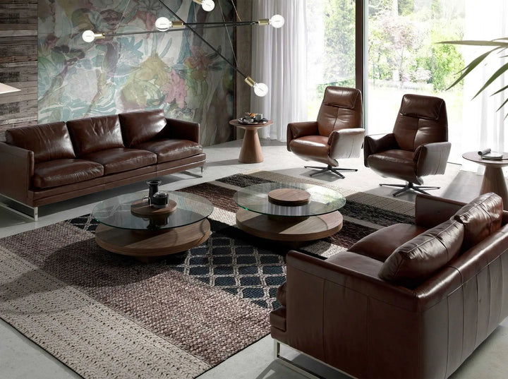 sillón reclinable en cuero natural marrón oscuro, con asiento profundo, brazos acolchados y base giratoria