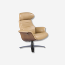 sillón reclinable tapizado en piel color arena con carcasa de madera curva y base metálica giratoria
