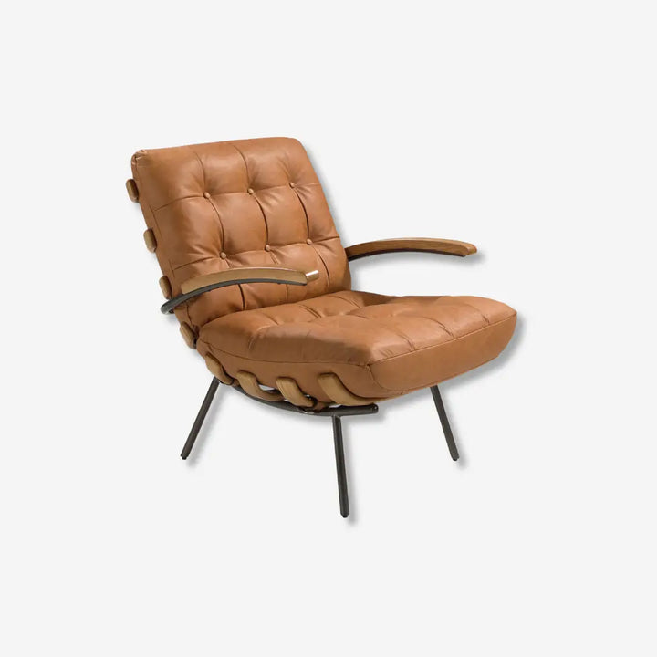sillón relax de cuero marrón con respaldo capitoné, brazos de fresno y base metálica negra, ideal para interiores modernos