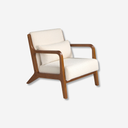 sillón estilo retro con estructura de madera natural y cojines en tela bouclé blanca, diseño acogedor y elegante