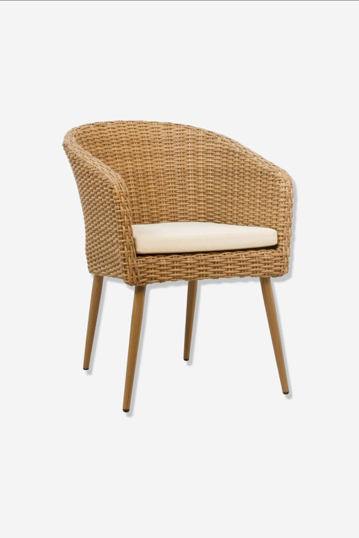 Sillón Riga con cojín sobre fondo gris de estudio