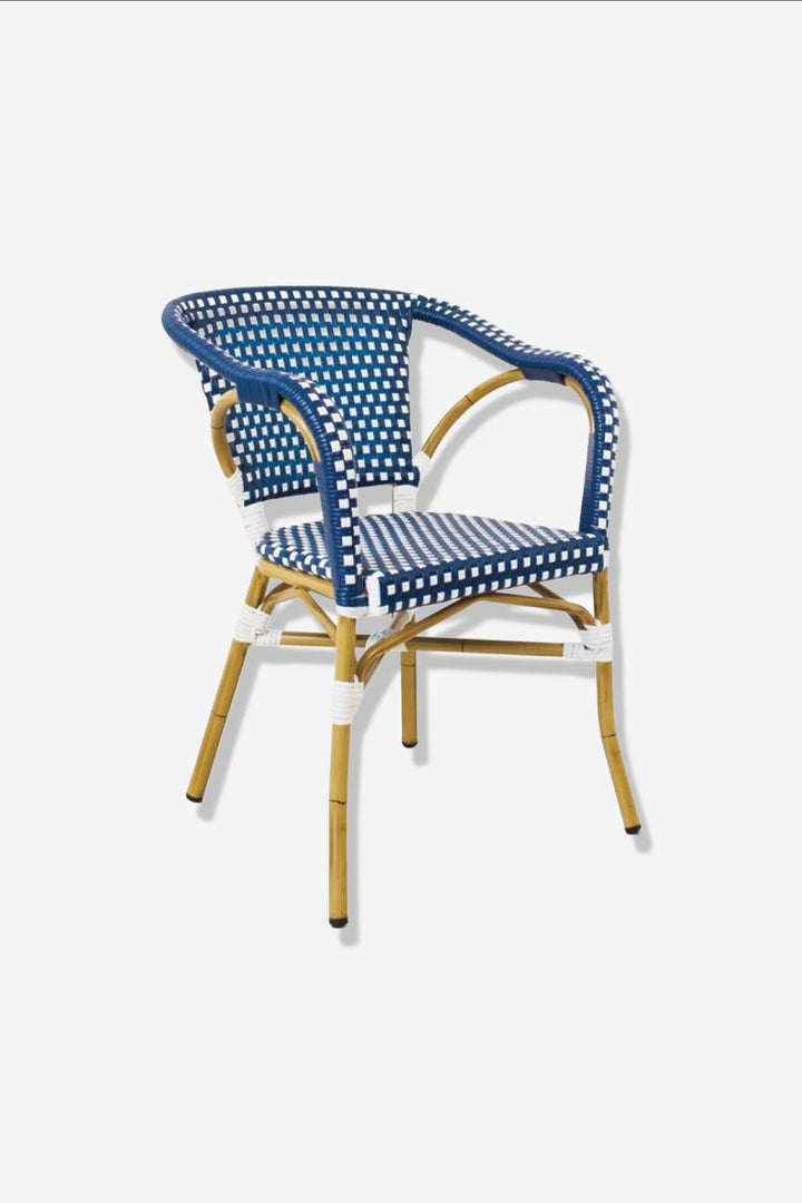 Sillón Rivoli azul y blanco sobre fondo gris de estudio