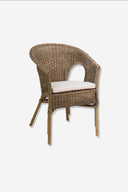 Sillón Sophie ratán pátina sobre fondo gris de estudio