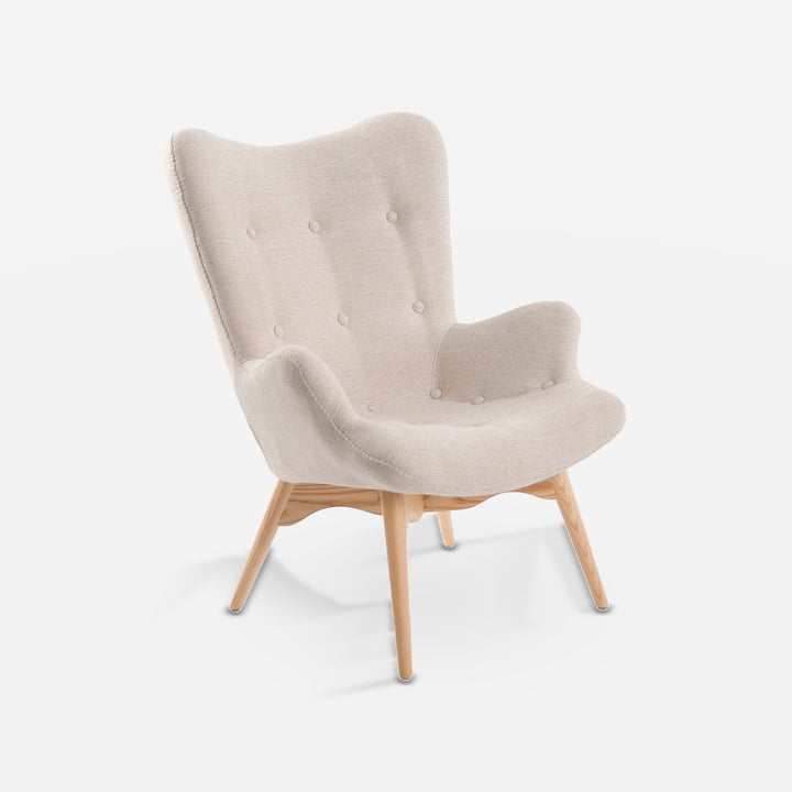Sillón tela beige sobre fondo gris de estudio