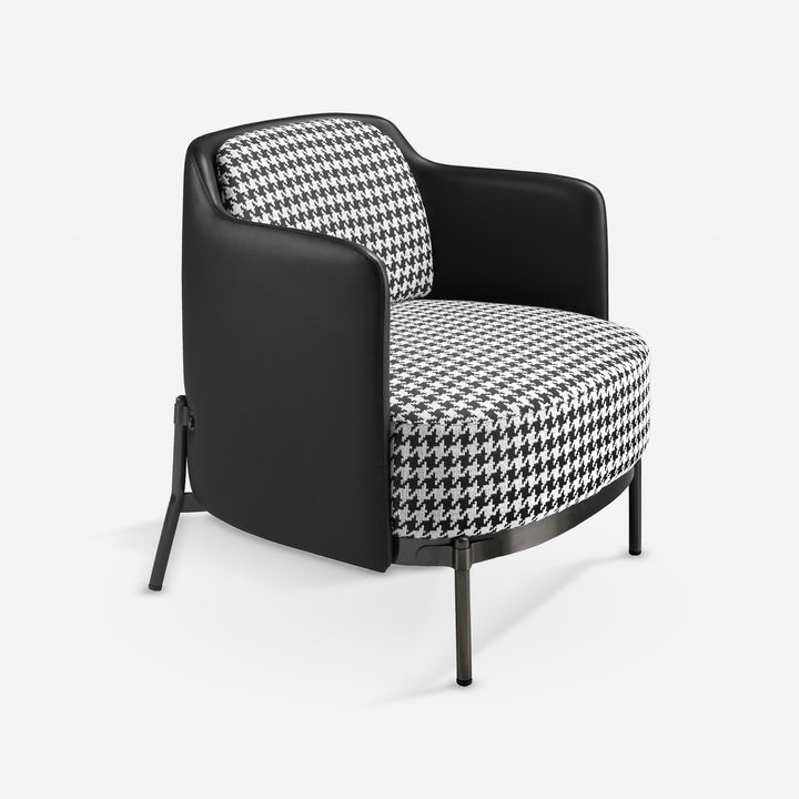 Sillón tela blanca y negra y polipiel negro sobre fondo gris de estudio