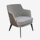 Sillón tela blanco y negro y polipiel marrón chocolate, foto de producto sobre fondo gris de estudio