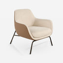 Sillón tela crema y polipiel marrón sobre fondo gris de estudio