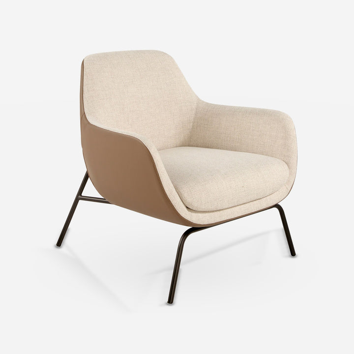 Sillón tela crema y polipiel marrón sobre fondo gris de estudio