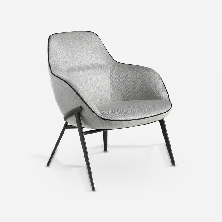 Sillón tela gris sobre fondo gris de estudio