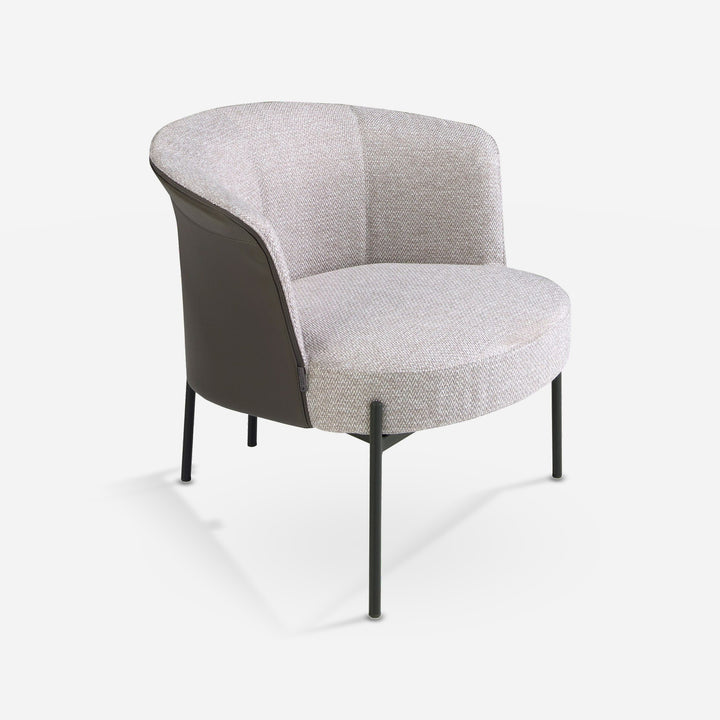 Sillón tela gris y polipiel gris oscuro sobre fondo gris de estudio