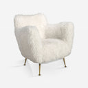 Sillón tela pelo largo blanco sobre fondo gris de estudio