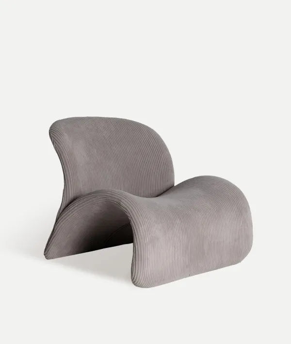 SILLÓN VIANNE gris en poliéster estilo Art Deco moderno con líneas curvas y textura acanalada