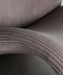 SILLÓN VIANNE gris en poliéster estilo Art Deco moderno con líneas curvas y textura acanalada