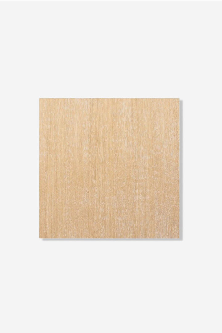 Sobre de mesa cuadrado madera natural 70x70 cm sobre fondo gris de estudio