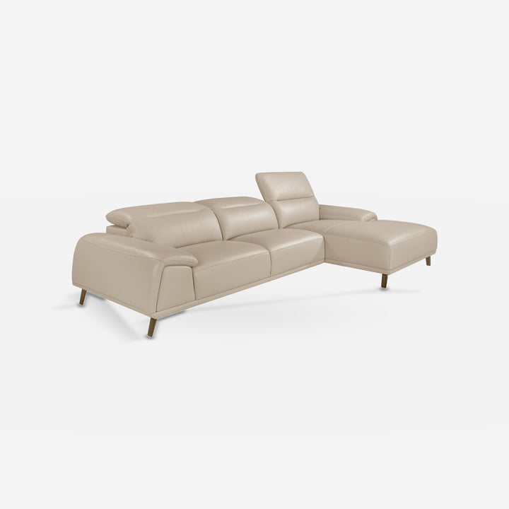 Sofá chaise longue piel gris taupe sobre fondo gris de estudio