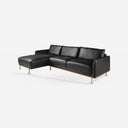 Sofá chaise longue piel negro sobre fondo gris de estudio