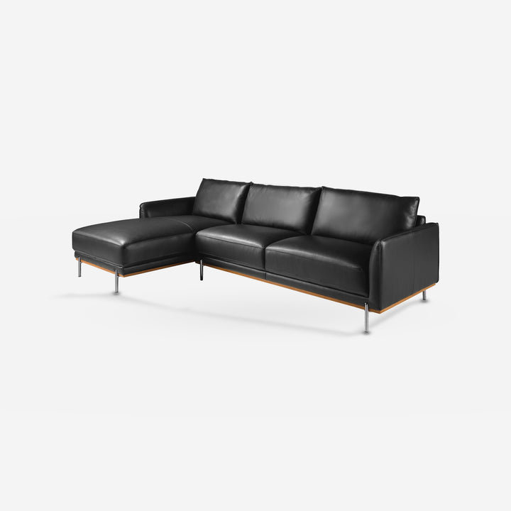 Sofá chaise longue piel negro sobre fondo gris de estudio