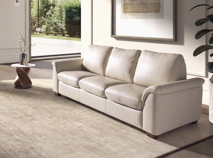 Sofá cama 3 plazas piel gris perla en ambiente decorado