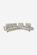 Sofá chaise longue derecha piel arena sobre fondo gris de estudio
